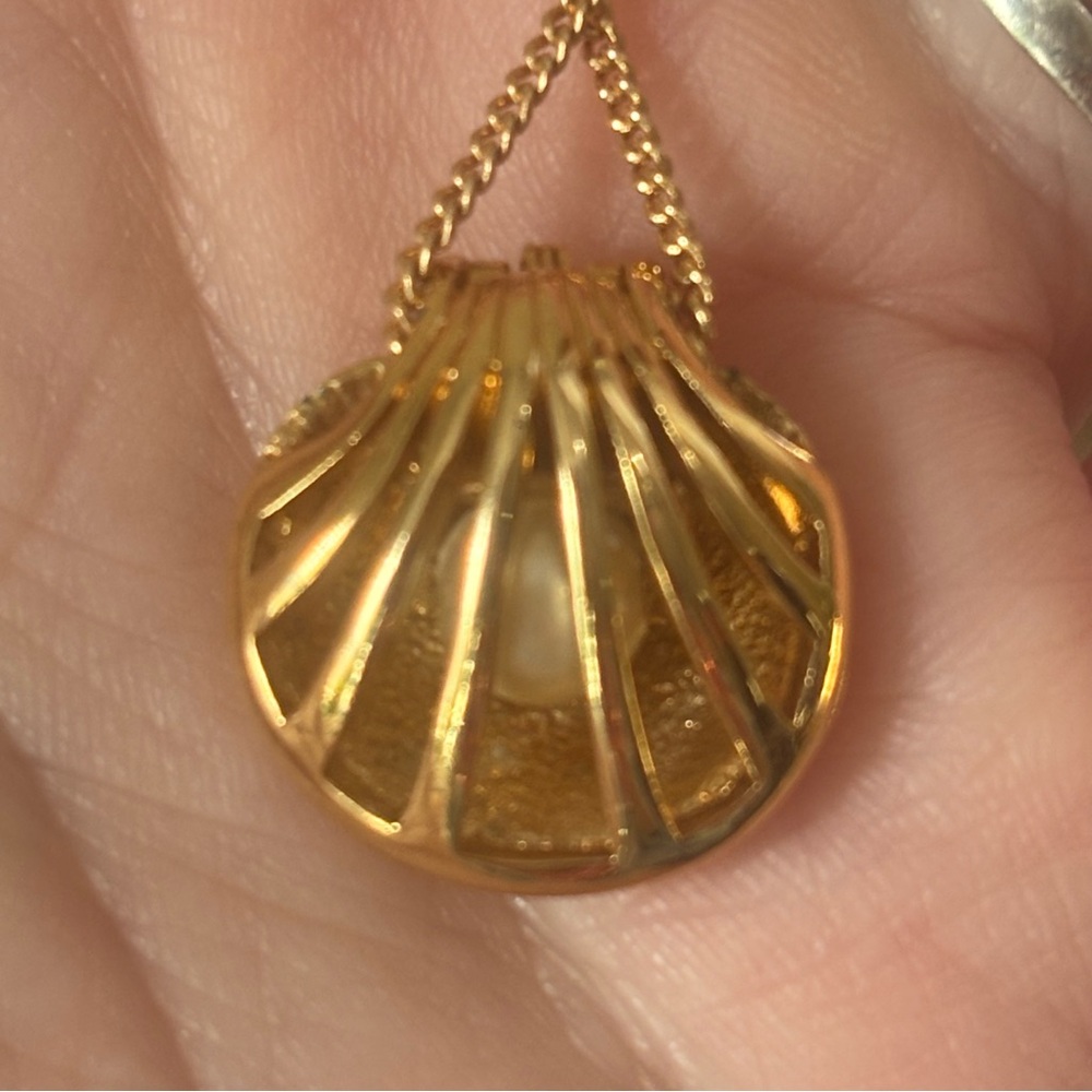 Avon Gold Tone Pearl Shell Pendant Necklace Woman’s Dainty Beach Ocean Jewelry - Picture 6 of 10